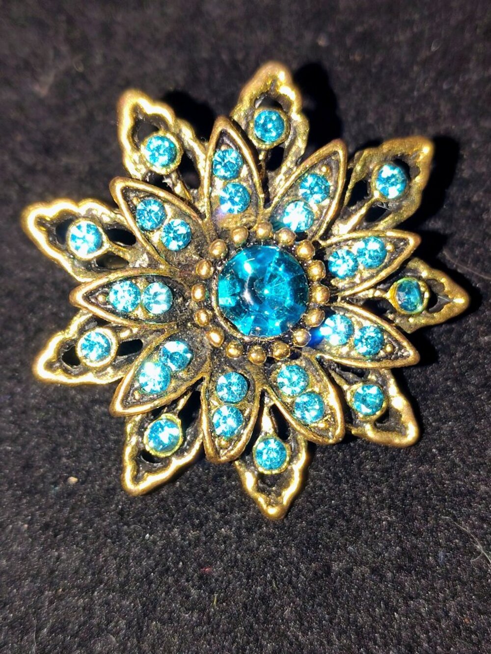 Vintage Gold‑Tone Blue Crystal Starburst Flower Brooch – 1.25" – Antique Style